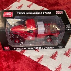 Speedway Vintage International D-2 Pickup Toy 1:25 Scale  NEW